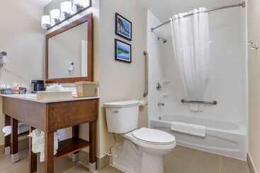 هتل Comfort Inn University