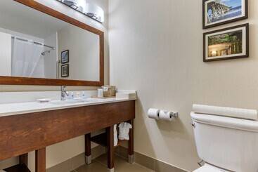 هتل Comfort Inn University