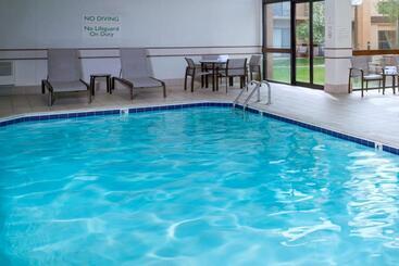 هتل Courtyard Detroit Dearborn