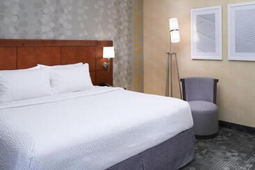 هتل Courtyard Detroit Dearborn
