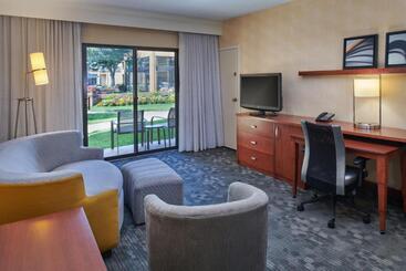 هتل Courtyard Detroit Dearborn