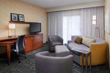 هتل Courtyard Detroit Dearborn