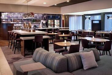 هتل Courtyard Detroit Metro Airport Romulus