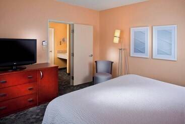 هتل Courtyard By Marriott Charlottesville