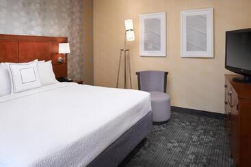 هتل Courtyard Chicago Deerfield