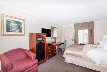 هتل Days Inn By Wyndham Destin