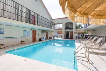 هتل Days Inn By Wyndham Destin