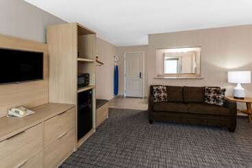 هتل Days Inn & Suites By Wyndham Duluth By The Mall