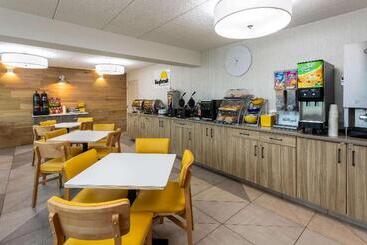 هتل Days Inn & Suites By Wyndham Duluth By The Mall