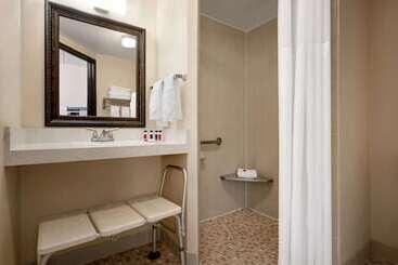 هتل Days Inn By Wyndham Fort Collins