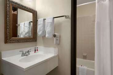 هتل Days Inn By Wyndham Fort Collins
