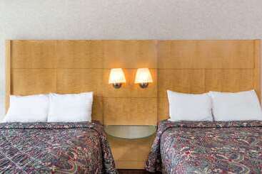 هتل Days Inn By Wyndham Greensboro Airport