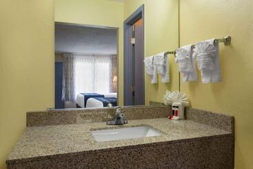 هتل Days Inn By Wyndham Greensboro Airport