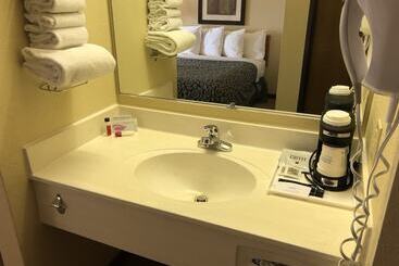 هتل Days Inn By Wyndham Iron Mountain