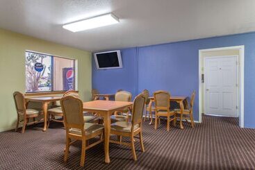 هتل Days Inn By Wyndham Kingman West