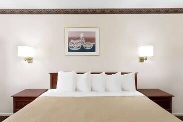 هتل Days Inn By Wyndham Kingman West