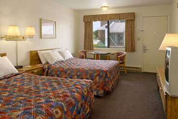 هتل Days Inn By Wyndham Mackinaw City Lakeview