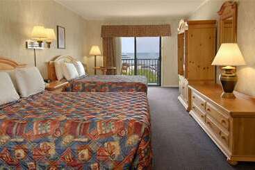 هتل Days Inn By Wyndham Mackinaw City  Lakeview