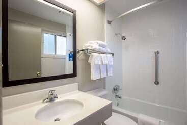 هتل Days Inn By Wyndham Marquette