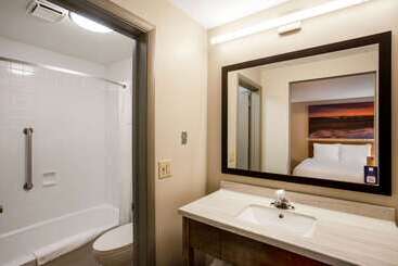 هتل Days Inn By Wyndham Marquette