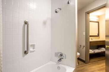 هتل Days Inn By Wyndham Marquette