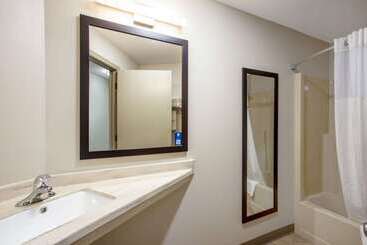 هتل Days Inn By Wyndham Marquette