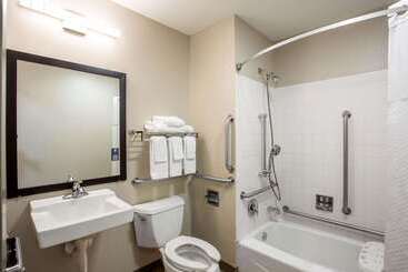 هتل Days Inn By Wyndham Marquette
