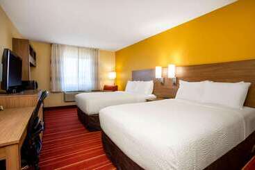 هتل Days Inn By Wyndham Marquette