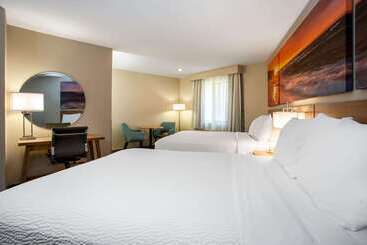 هتل Days Inn By Wyndham Marquette