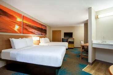 هتل Days Inn By Wyndham Marquette