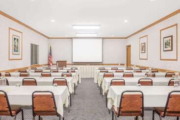 هتل Days Inn By Wyndham Marquette