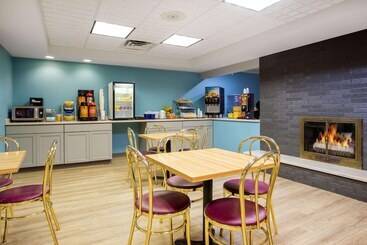 هتل Days Inn By Wyndham Marquette