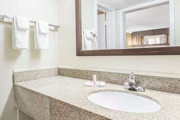 هتل Days Inn By Wyndham Pensacola  Historic Downtown
