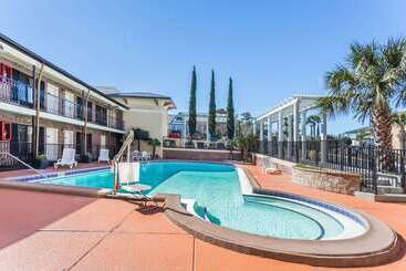 هتل Days Inn By Wyndham Pensacola  Historic Downtown