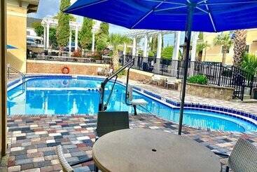 هتل Days Inn By Wyndham Pensacola  Historic Downtown