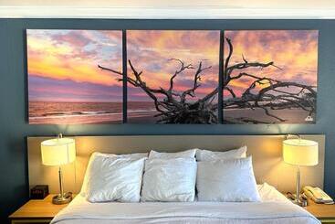 هتل Days Inn By Wyndham Pensacola  Historic Downtown