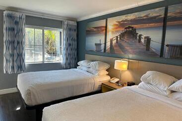 هتل Days Inn By Wyndham Pensacola Historic Downtown