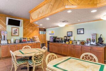 هتل Days Inn By Wyndham Pensacola  Historic Downtown
