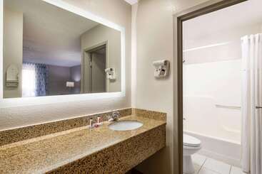 هتل Days Inn By Wyndham Raleigh Midtown