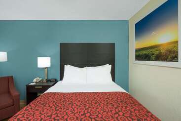 هتل Days Inn By Wyndham Raleigh Midtown
