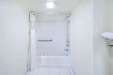 هتل Days Inn By Wyndham Raleigh Midtown