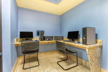 هتل Days Inn By Wyndham Raleighairportresearch Triangle Park