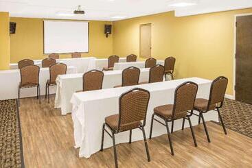 هتل Days Inn By Wyndham Raleighairportresearch Triangle Park