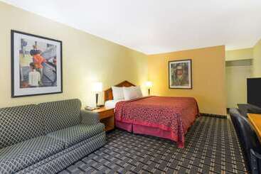هتل Days Inn By Wyndham Savannah Airport