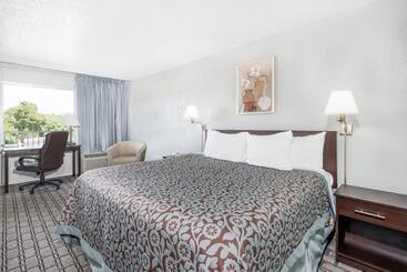 هتل Days Inn By Wyndham St Clairsville