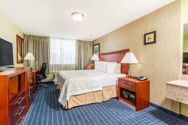 هتل Days Inn By Wyndham Windsor Locks / Bradley Intl Airport