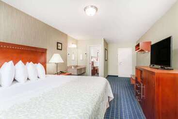 هتل Days Inn By Wyndham Windsor Locks / Bradley Intl Airport