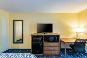 هتل Days Inn By Wyndham Hartford/closest Downtown