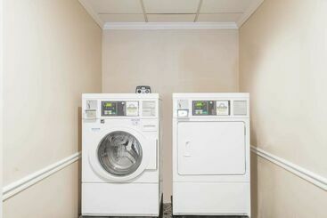 هتل Days Inn By Wyndham Hartford/closest Downtown