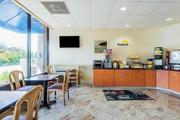 هتل Days Inn By Wyndham Hartford/closest Downtown